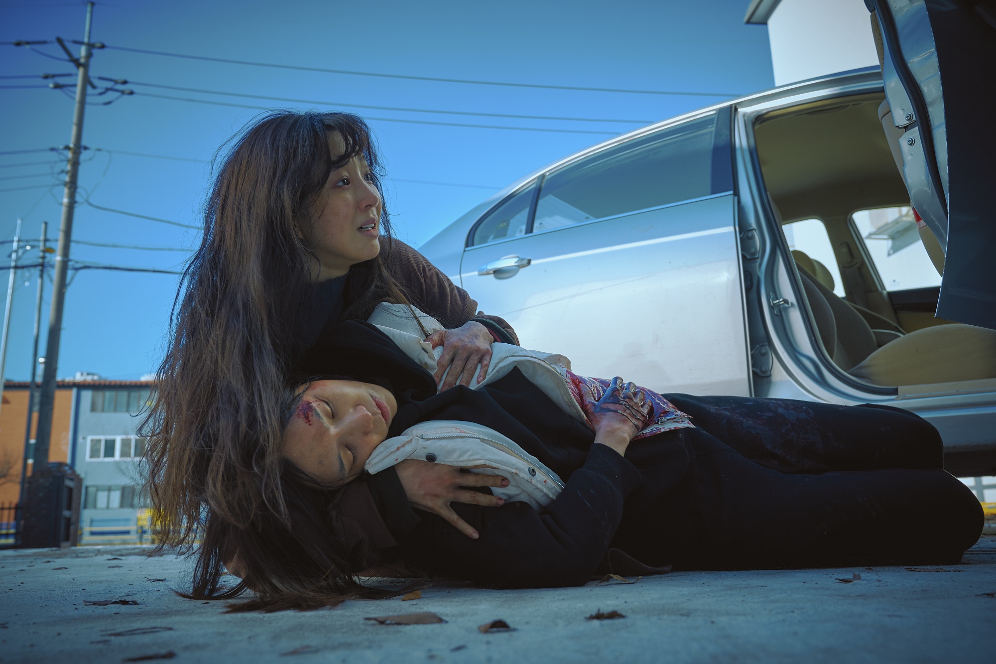 Женщина на белой машине